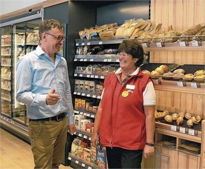 Ernst Durrer, Inhaber Auto-Center Durrer AG, mit Jacqueline Fuchs, Geschäftsleiterin im Avia-Shop